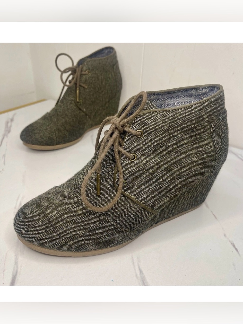 TOMS Booties Size 8 Women's Desert Wedge Lace Up In Olive Herringbone